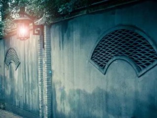 雨后的空气格外清新，路灯陆续亮起，在湿润的地面上映出斑驳的光影。我收起伞，抬头看向天空。云层正在散去，几颗星子若隐若现。今夜应该是个晴夜，明天，又是新的一天