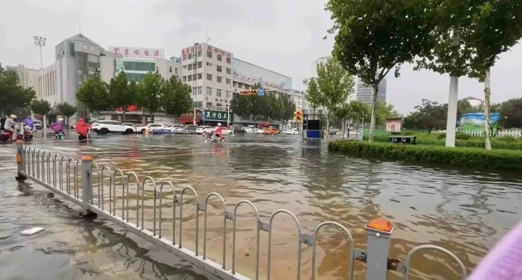 山东多地拉响暴雨预警,强降雨持续,需防城市内涝与地质灾害 山东多地拉响暴雨预警,强降雨持续,需防城市内涝与地质灾害