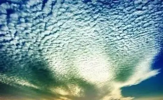哪种预报天气最准?从看云识天到AI预测的终极真相 哪种预报天气最准?从看云识天到AI预测的终极真相